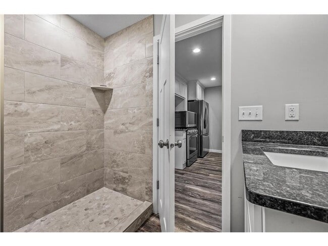 Building Photo - Rare 3 bed 4 bath no upgrade left out! 2 full kitchens, great views, dont miss out!