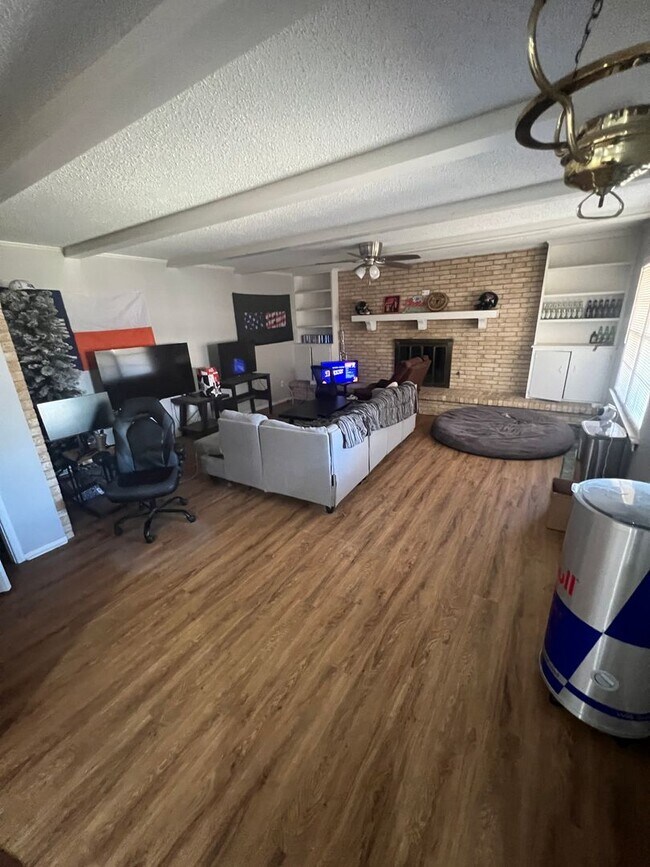 Building Photo - Pre Leasing for Fall 2026!! 4/3 in Medical District!