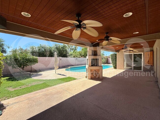 Building Photo - 967 W La Jolla Dr