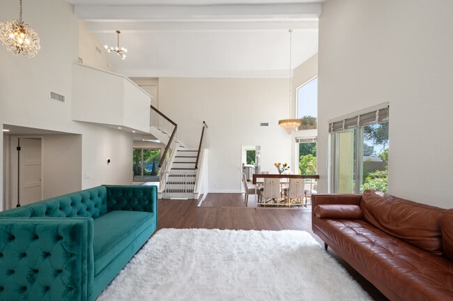 Building Photo - 124 Sequoia Ct