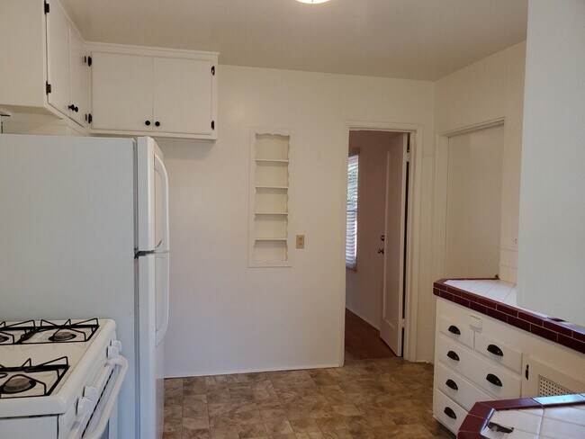 Building Photo - Room for rent with a charming Normal Heights house with garage and large yard.