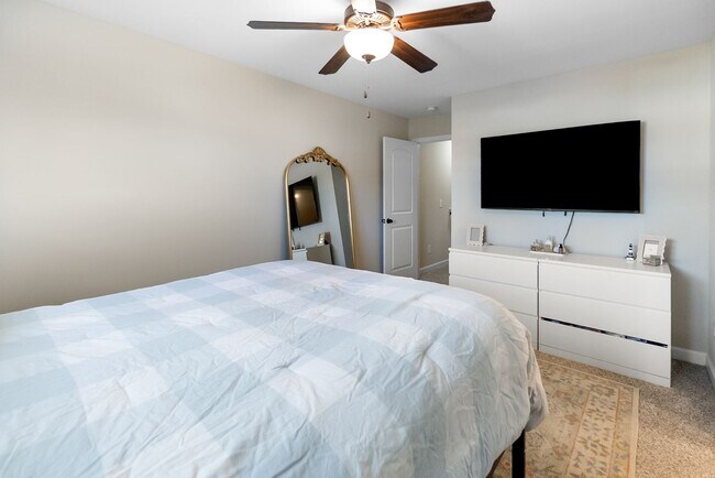 Building Photo - 2 Bed 2.5 Bath Townhome