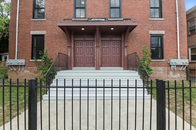 Building Photo - 45 Squire St