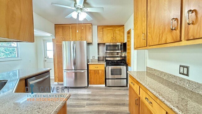 Building Photo - Attractive Mid-Century Modern Dimond Distr...