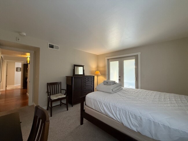 Building Photo - Fully Furnished 2 Bed 2 Bath Condo with Private Patio, 2 Gated Parking Spaces, Pool and Gym