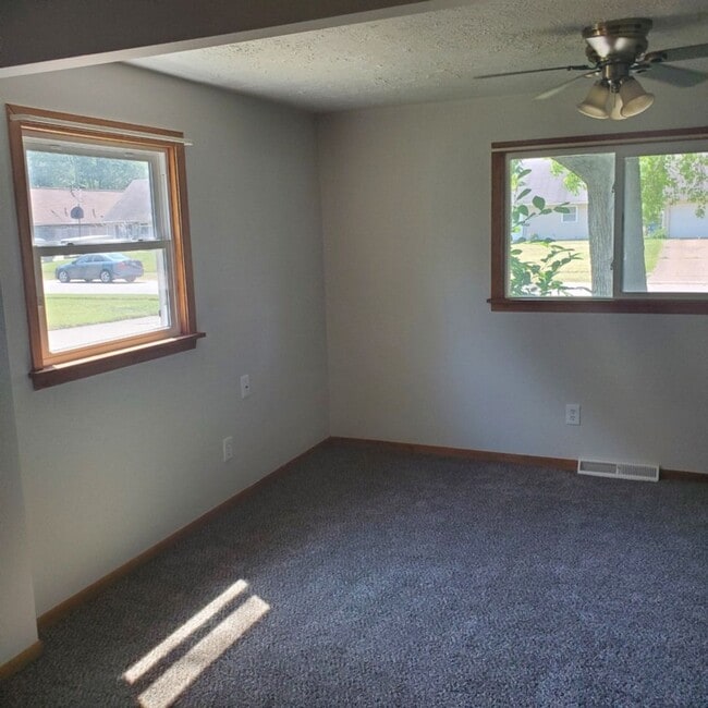 Building Photo - 3 bdrm Bungalow House For Rent!!!