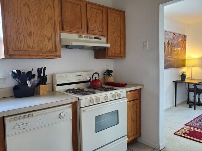 Building Photo - 889 Green St