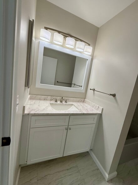 Building Photo - 135 Village Square Dr