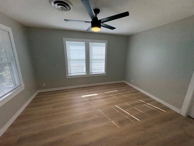 Building Photo - 4620 Bennett Ave