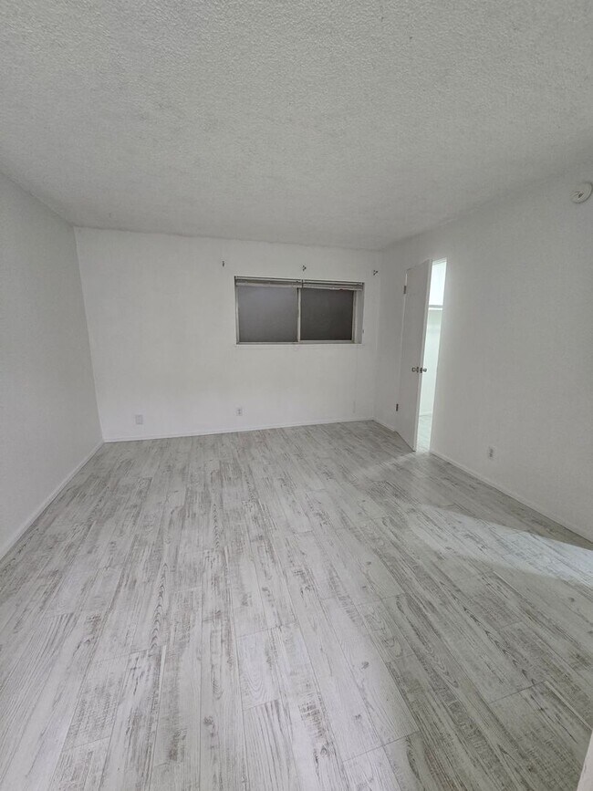 Building Photo - Beautiful Ground Floor Unit-  1BD/1.5BA