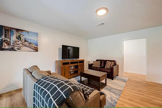 Building Photo - 9654 Meadowland Dr