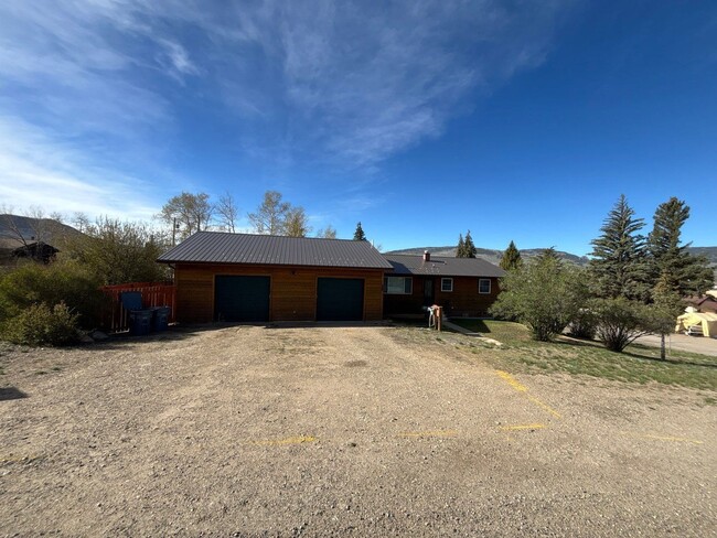 Building Photo - 218 6th St