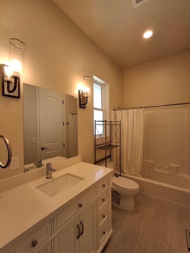 Building Photo - Beautiful 2-Bedroom, 2-Bath Home w/ Centra...