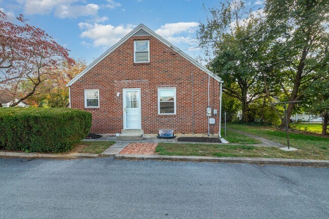 Building Photo - Charming 2BR Cape Cod