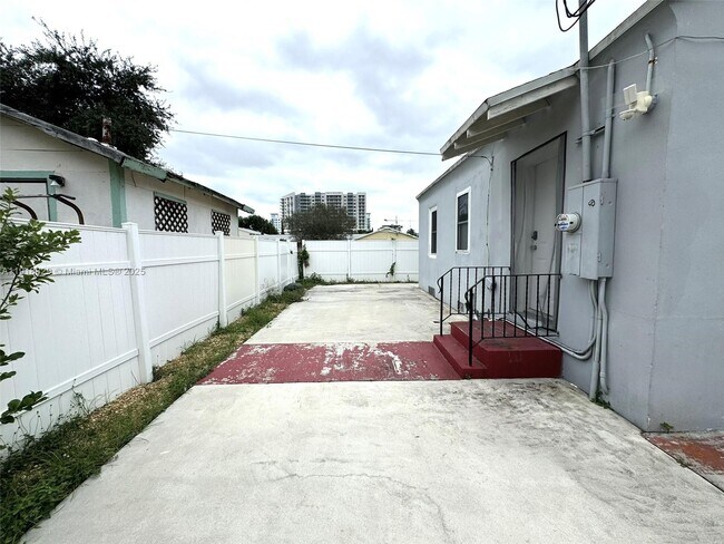 Building Photo - 2309 Van Buren St