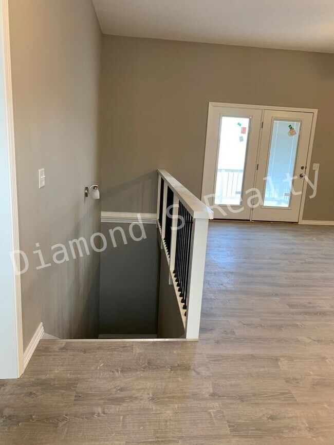 Building Photo - 5 Bedroom Home Located in Ozark!