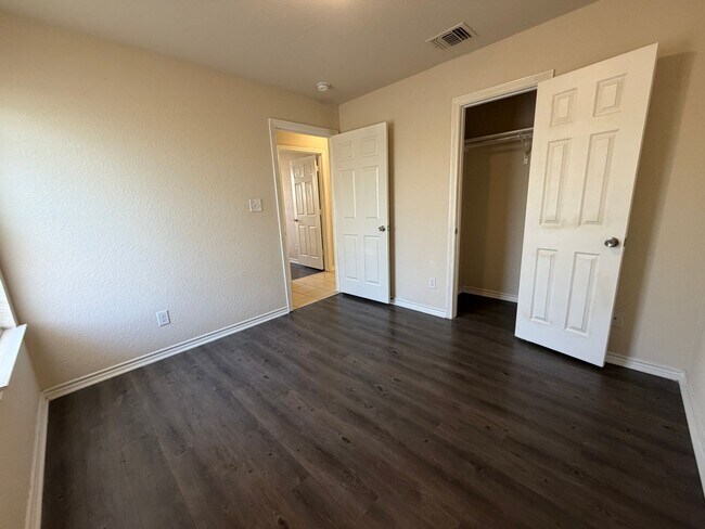 Building Photo - 3 bedroom, 2 bath with no carpet in a cul-de-sac street!