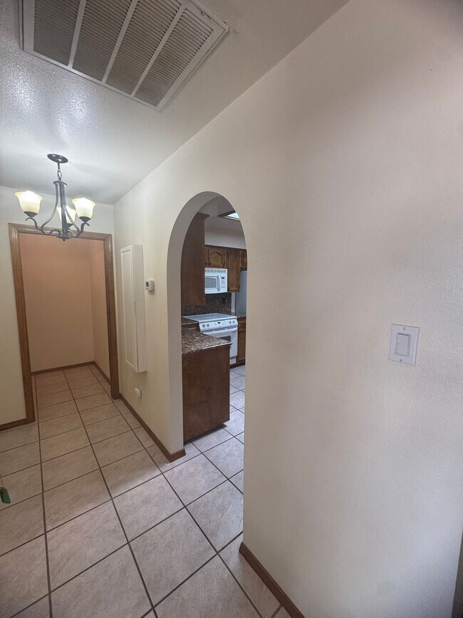 Building Photo - 3Bd 2Bth Home in the Sought-after Colonial...