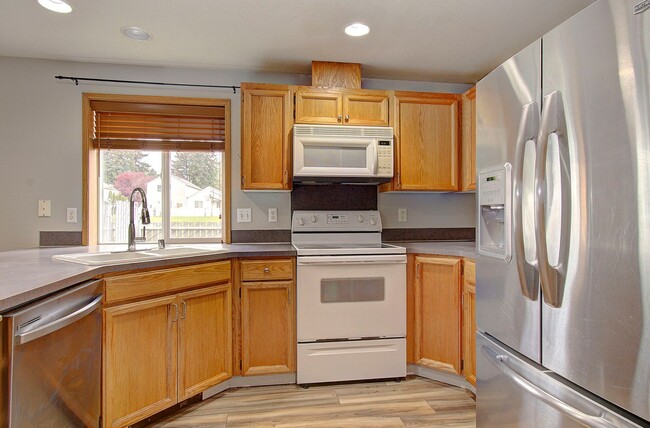 Building Photo - Welcome to this charming 2 bedroom, 2 bath...