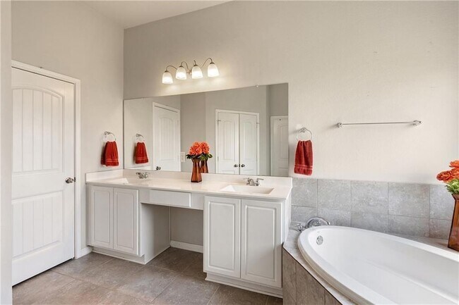 Building Photo - 601 Flag Ln