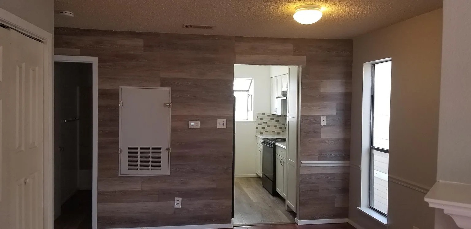 Building Photo - Room in Apartment on West Loop