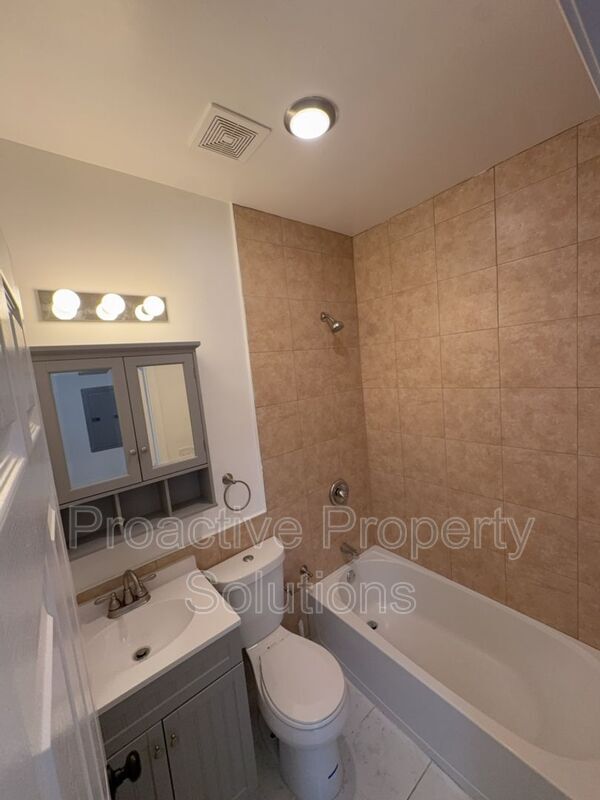 Building Photo - 730 N Main St