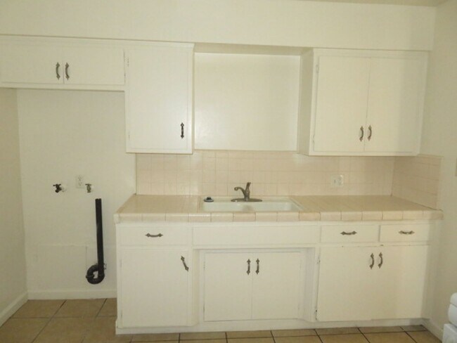 Building Photo - 2 Bedroom/1 Bath Apartment in Northern Oil...