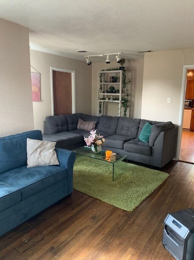 Building Photo - ***Fabulous Home-Close to UNT***