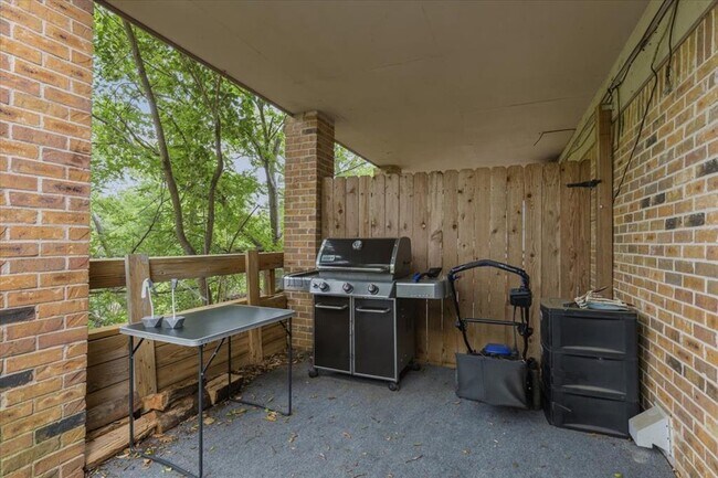 Building Photo - 6307B Shadow Valley Dr