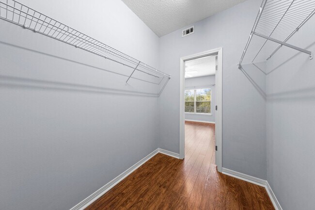 Building Photo - Great 1 Bedroom Unit at the Oaks!