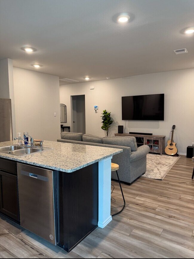 Building Photo - 3-bedroom 2-bathroom house!