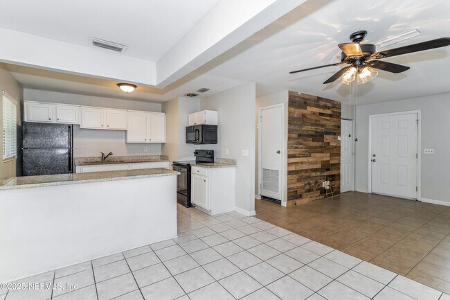Building Photo - 2378 Lourdes Dr W