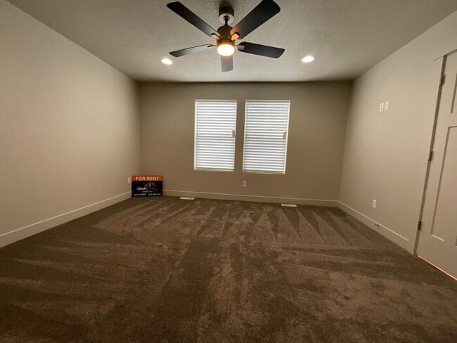 Building Photo - 2 bedroom 2 1/2 bath townhouse