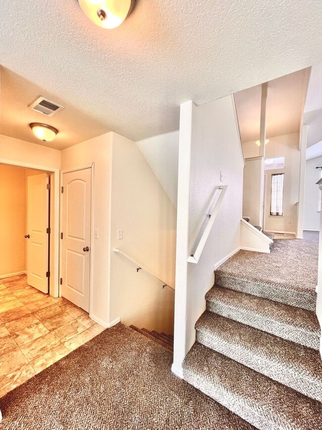 Building Photo - Spacious 3 Bedroom, 2.5 Bathroom Just South of Loveland