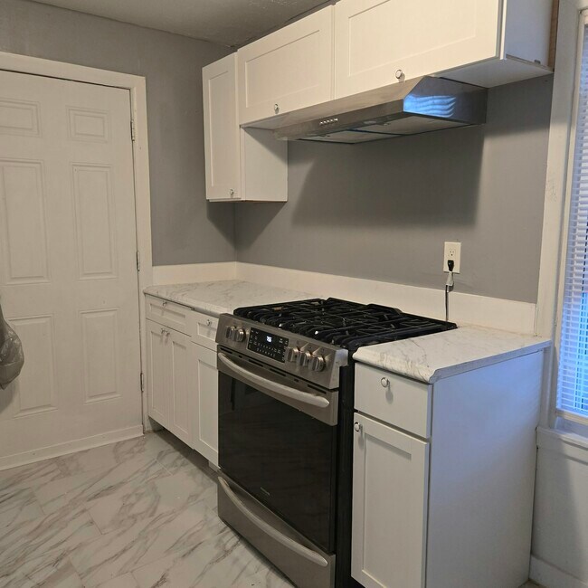 Building Photo - 1443 W 85th St
