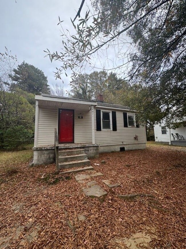 Building Photo - 2 bedroom, 1 bath coming available