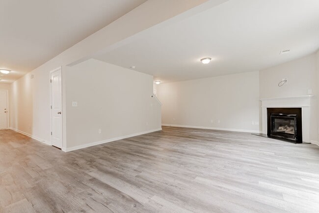 Building Photo - 5 bedroom Benjamin Floor Plan with a relax...
