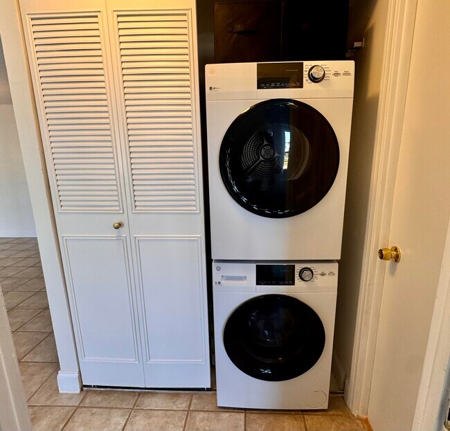 Building Photo - 223 Lake Frances Dr