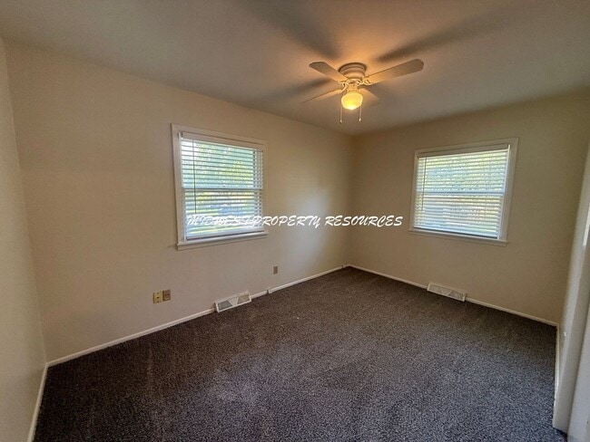 Building Photo - Adorable side by side split with brand new...