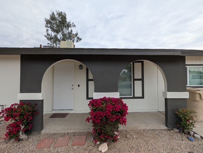 Building Photo - Newly Renovated 4 Bedroom 2 Bath Home In Great Peoria Location