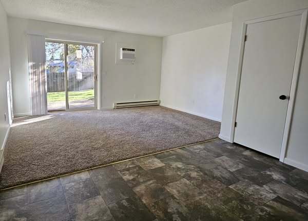 $1225/month 2 bed/1 bath off street parking - 1935 Edwards Dr