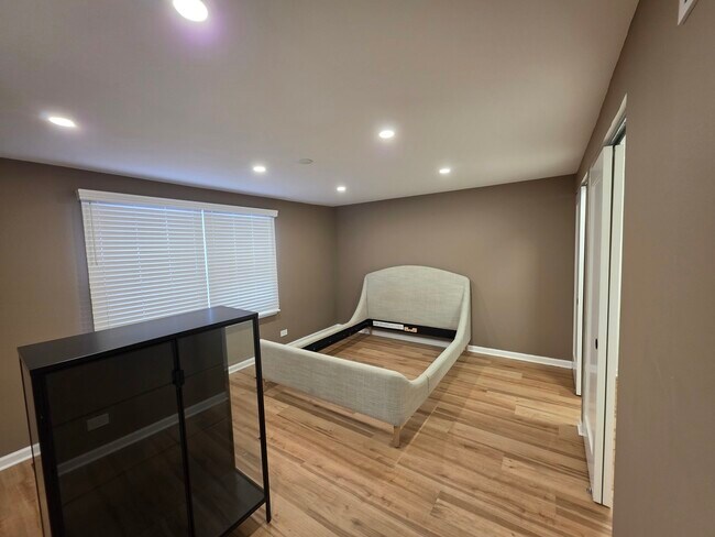 Building Photo - 713 Old Post Rd