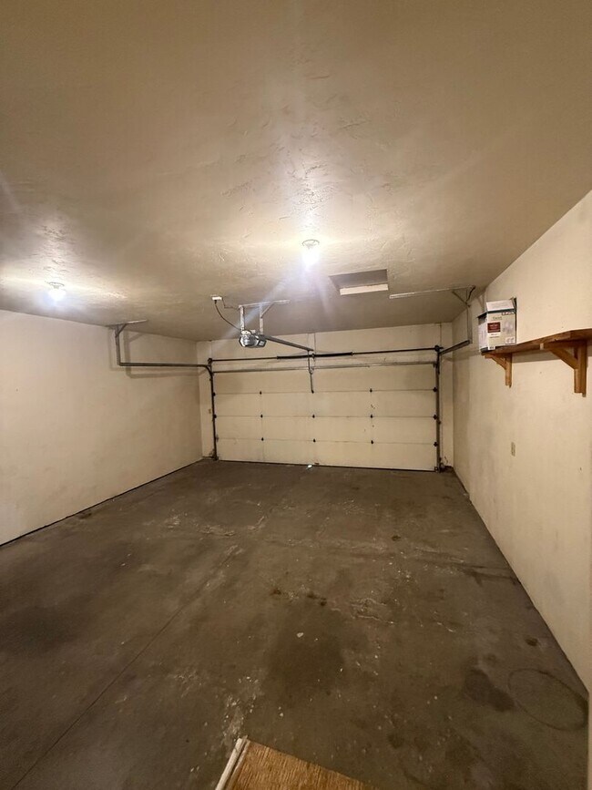 Building Photo - 600-602 Mollies Way