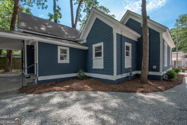 Building Photo - Will not last! Walk to the square in Newna...