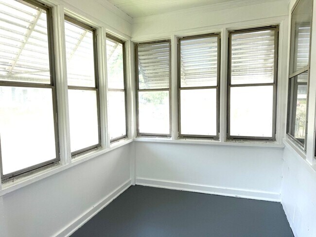 Building Photo - THE CUTEST 3 BEDROOMS SINGLE HOME !! 1St floor bedroom