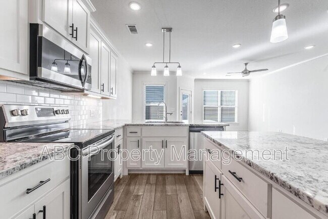 Building Photo - 3307 SW Hillstone Ave