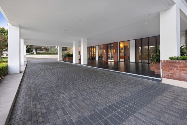 Building Photo - 7135 Hollywood Blvd