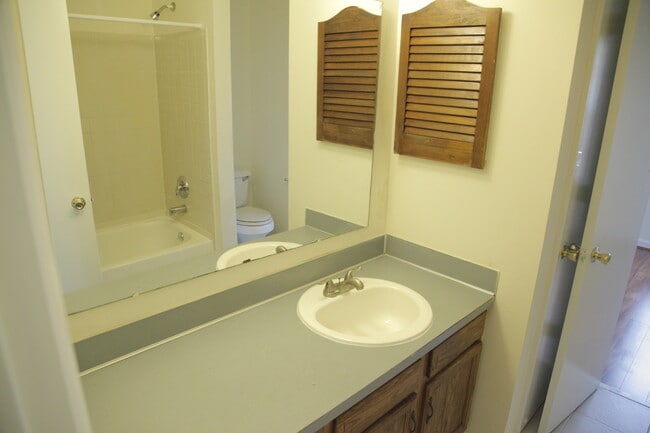Building Photo - Cozzy townhome ready for you!