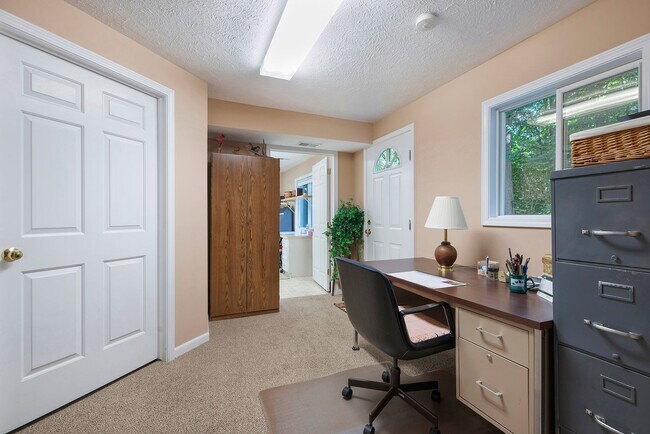 Building Photo - Beautiful 3BD/2.5BA Ranch in Park-like Set...