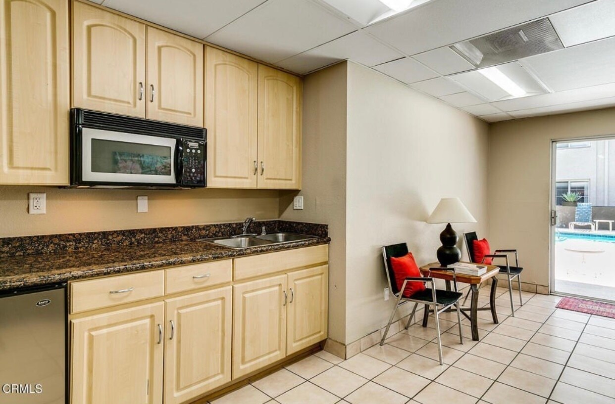 Building Photo - 300 N El Molino Ave